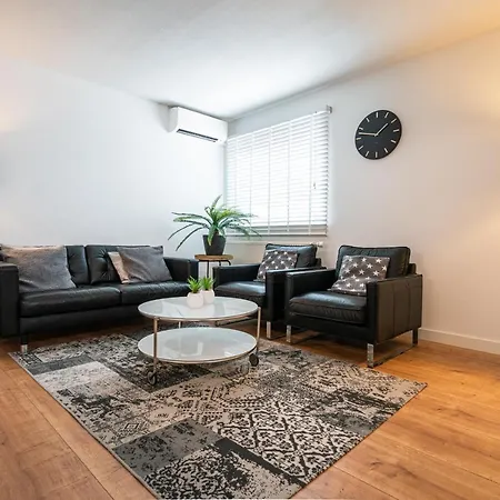 Familie Hotel & Apartments Alkmaar 3*